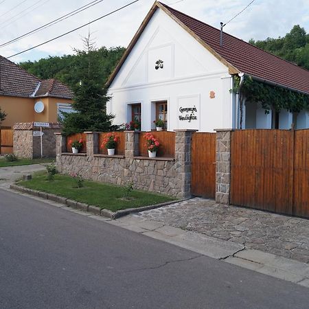Cseresznyes Vendeghaz Szomolya Buitenkant foto