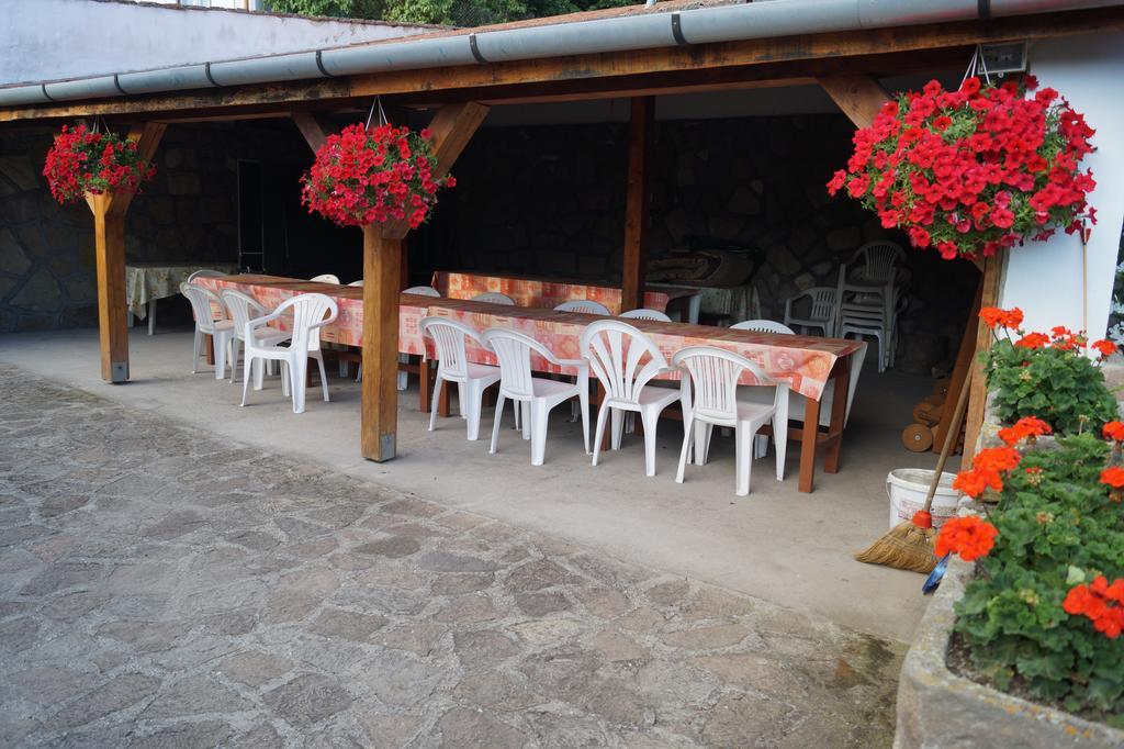 Cseresznyes Vendeghaz Szomolya Buitenkant foto